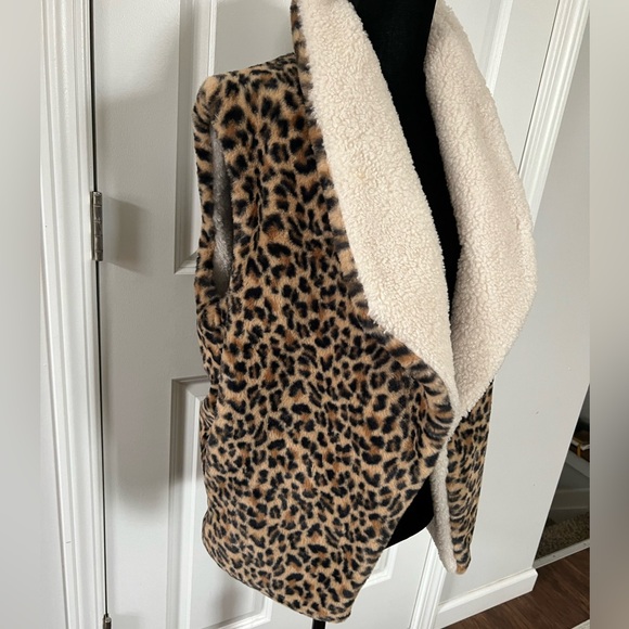 Johnston & Murphy Women's Reversible Animal-Print Faux-Fur/Sherpa Vest - Small - Picture 2 of 7